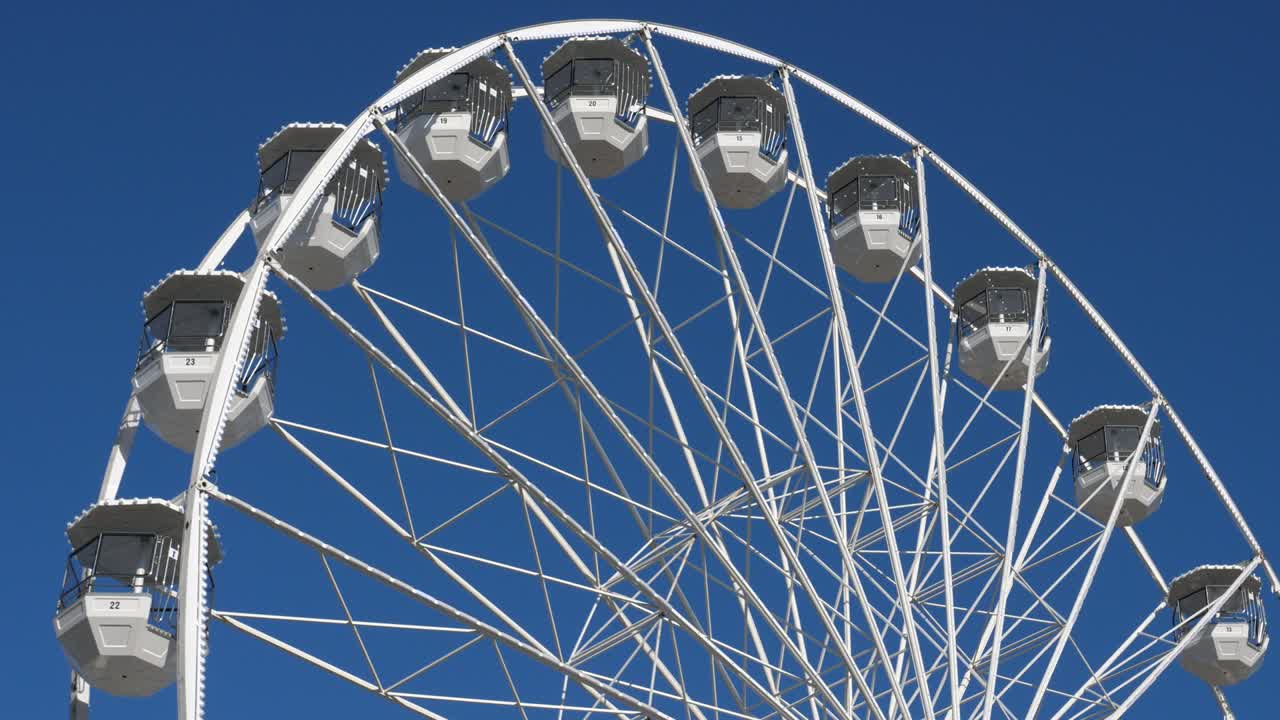 파란 하늘을 향해 움직이는 페리스.