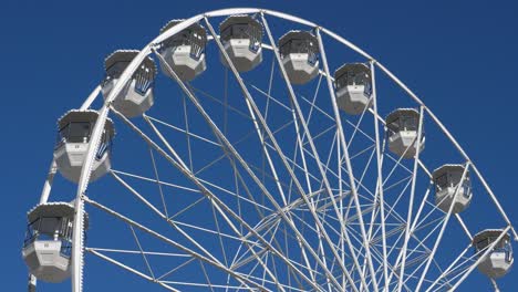 la rueda gigante en acción contra un cielo azul.