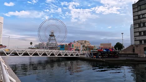 Riesenrad-In-Der-Bay-Area-Von-Yokohama,-Japan,-Minato-Vergnügungspark-Yokohama-Cosmo-World