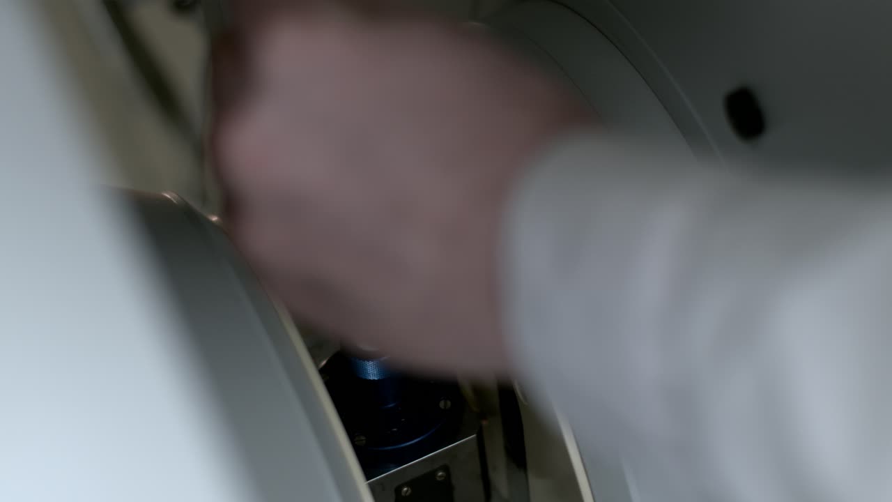 científico que opera equipos de laboratorio