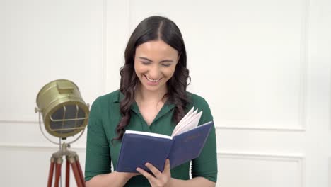 chica india leyendo un cómic gracioso
