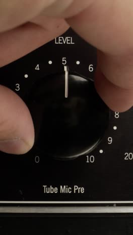 ajuste del control de nivel en un preamplificador de micrófono de tubo
