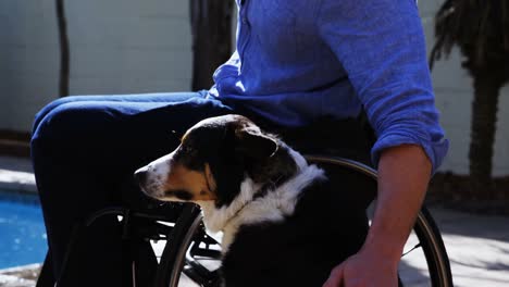 hombre discapacitado acariciando a su perro 4k