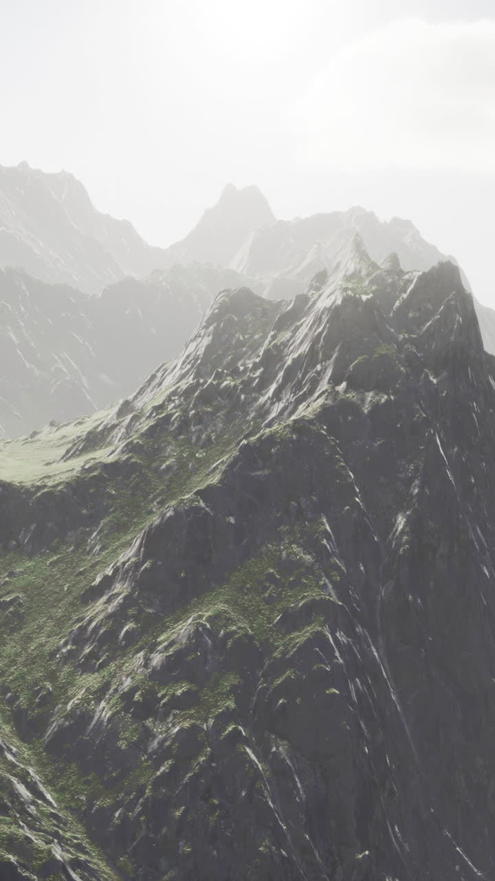 안개가 가득한 웅장한 산맥