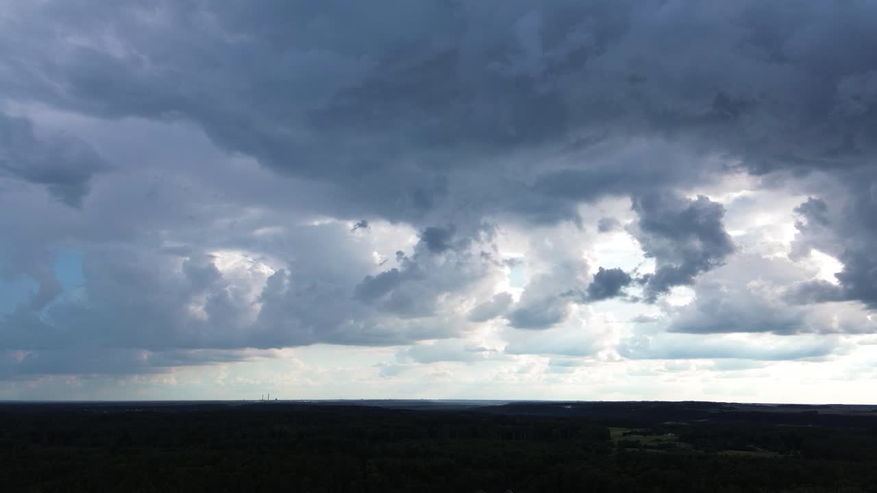 Europæiske slettelandskaber og stormfulde skyer, luftfoto.