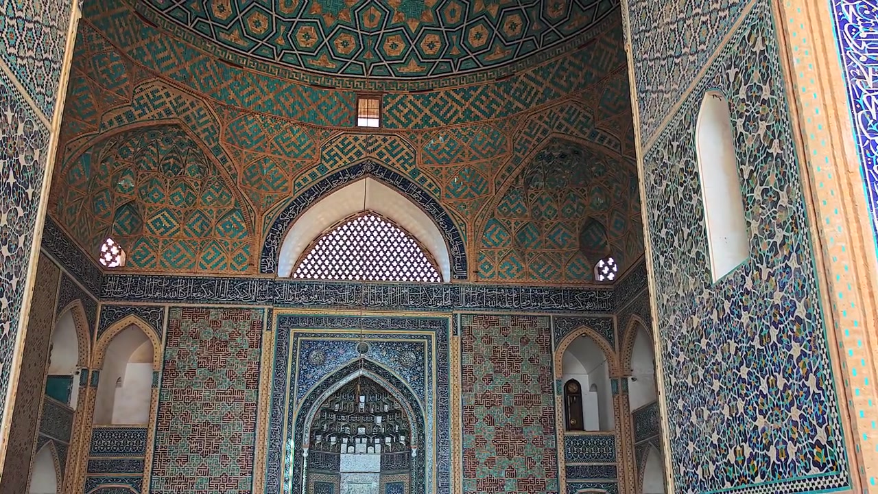 Interno di una moschea riccamente decorata con piastrelle intricate.