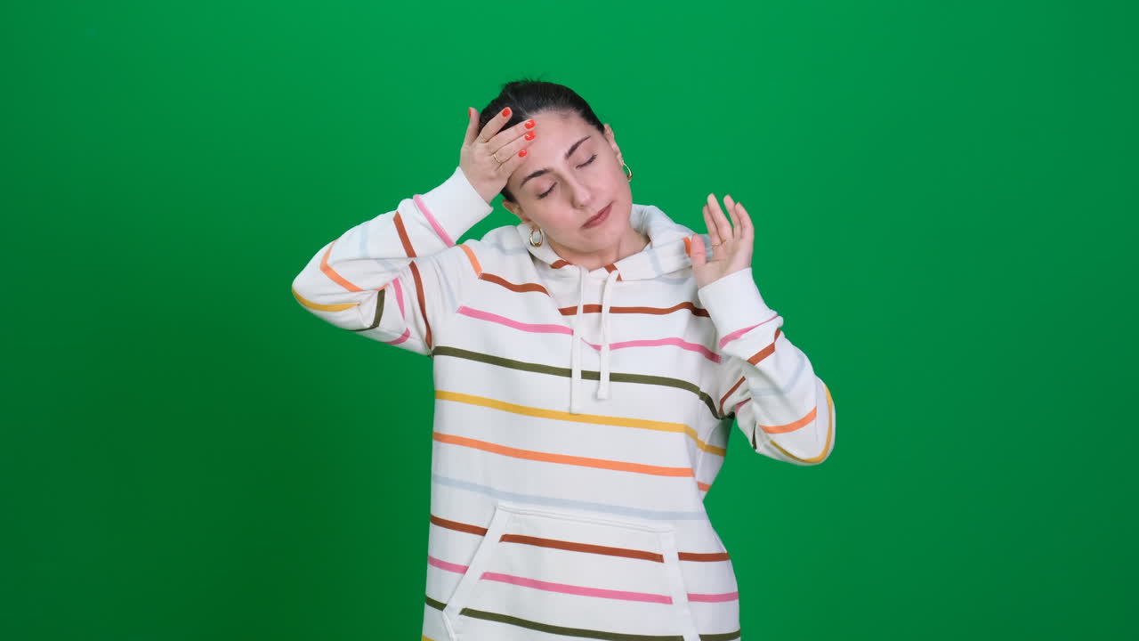 젊은 여성이 머리와 목을 만지며 통증을 느다.