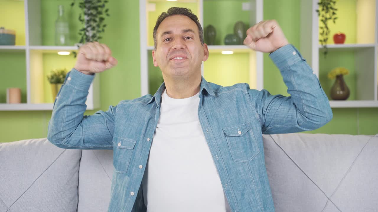 al recibir buenas noticias, el hombre se alegra y baila.