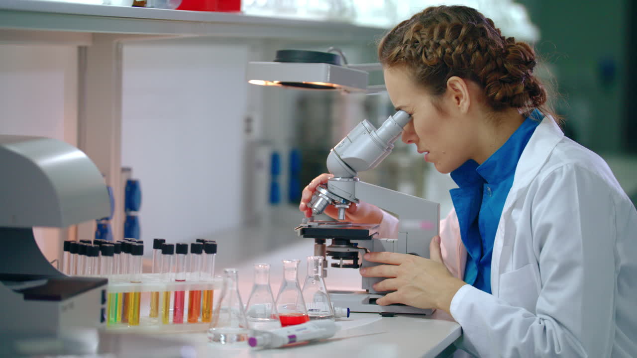 médico de laboratorio mirando el microscopio. médico de ciencias investigación del microscopio