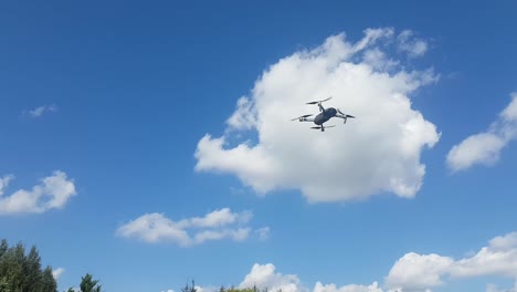 Drone-Volando-En-El-Aire-Frente-A-La-Cámara