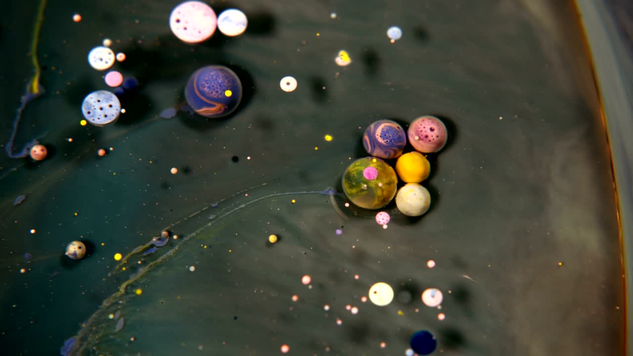 abstractas burbujas de acrílico colorido y pintura alimentaria en el agua