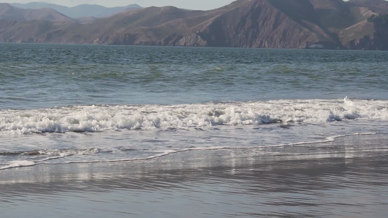 cámara lenta de las olas del océano pacífico en baker beach, bahía de san francisco, california, ee.uu.