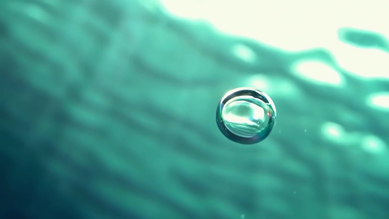 Bolle d'aria in slow motion che salgono in acqua limpida e blu