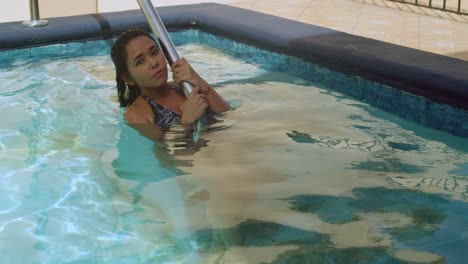 primer plano de una niña sumergida en una piscina