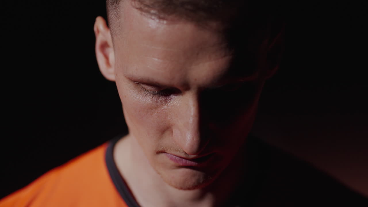 심각한 남자의 클로즈업