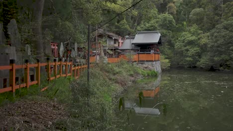 santuario fushimi inari y estanque en las colinas de kyoto, japón