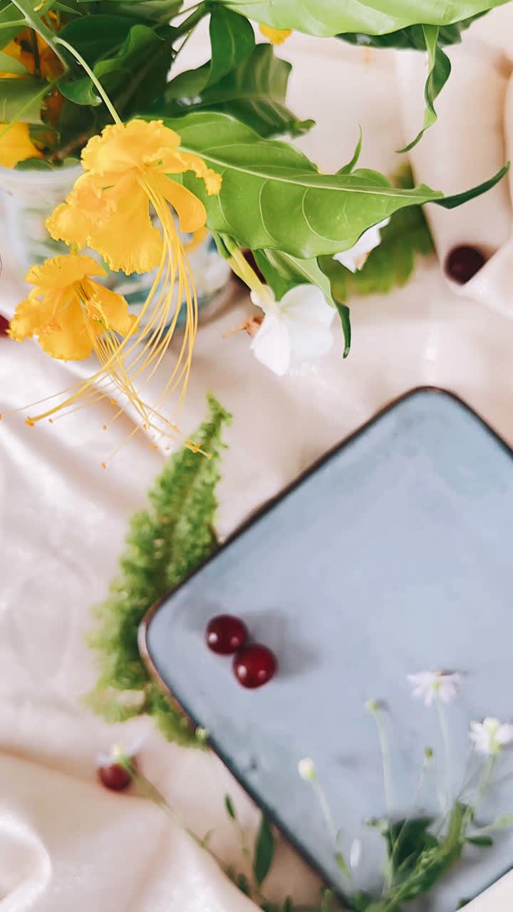 elegante naturaleza muerta floral con placa