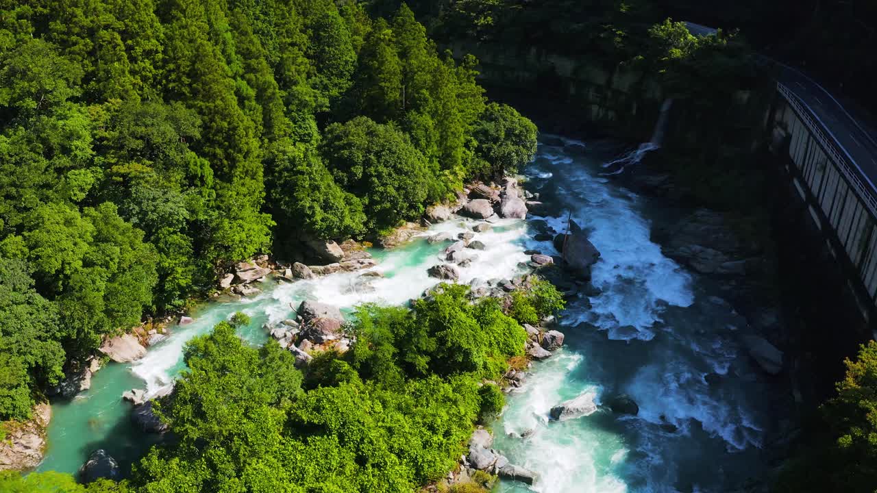 revelación aérea de 4k del río shimanto en la prefectura de kochi, shikoku, japón
