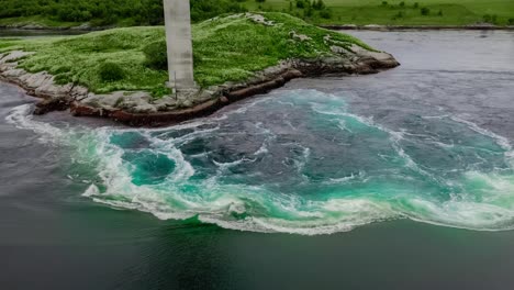 las olas de agua del río y el mar se encuentran durante la marea alta y la marea baja.