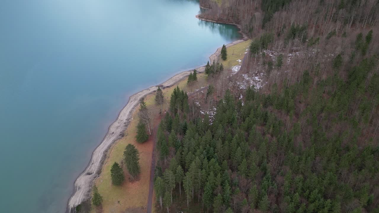 klöntalersee, suiza glarus frente al lago aerial que muestra la belleza del bosque y el agua