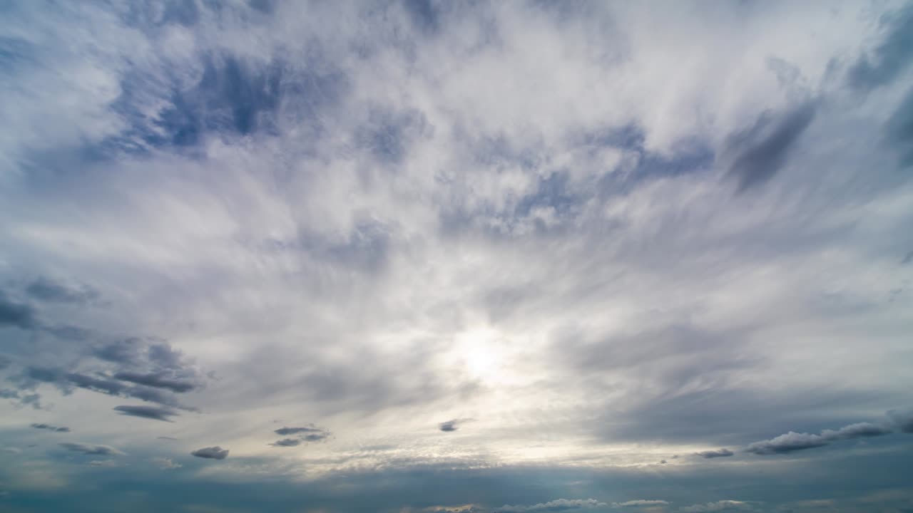 밝은 빛 배경에 아름다운 구름 흐름.