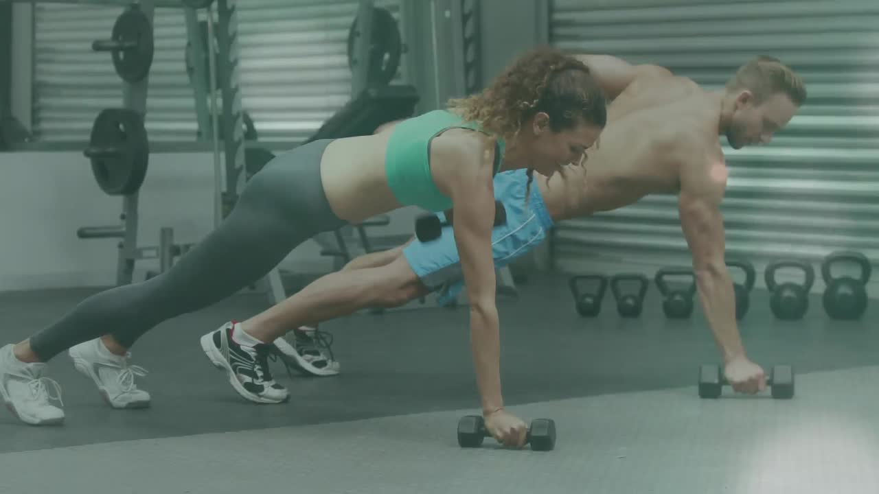 animación de luz brillante sobre un hombre y una mujer en forma haciendo ejercicio en el gimnasio