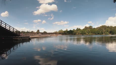 Timlapse-Del-Puente-Temporal-Sobre-El-Foso-A-Angkor-Wat