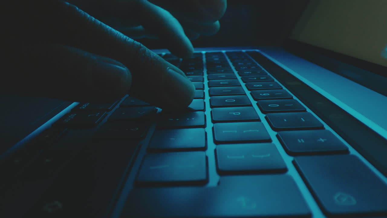 escribiendo en un teclado portátil