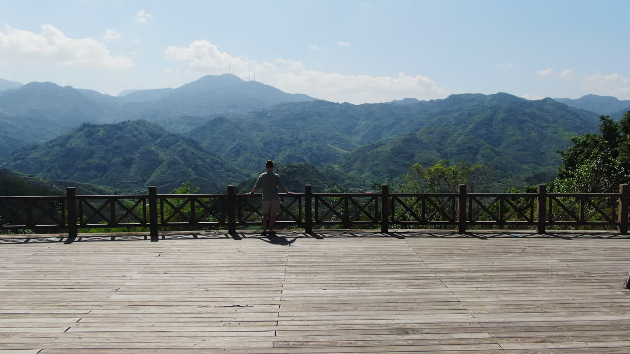 나무로 만든 전망대 위에 서 있는 사람, 산의 풍경