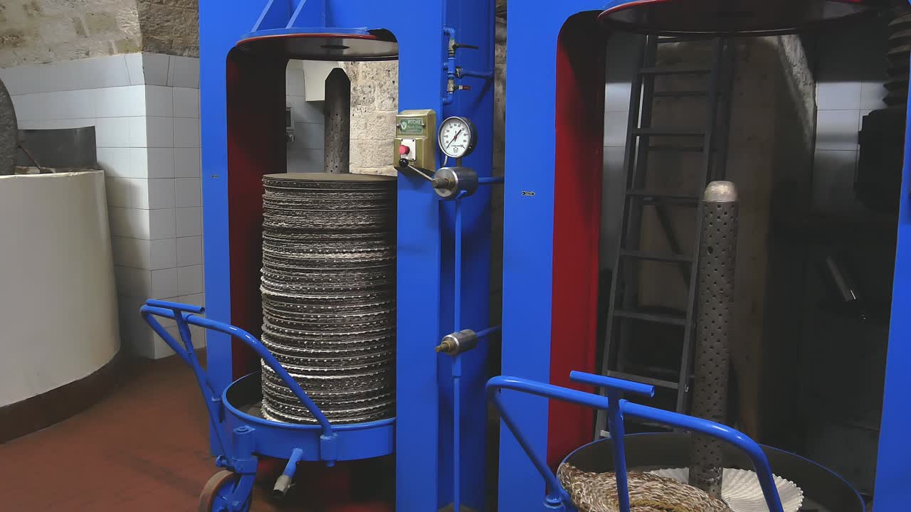synthetic fiber discs drilled in the center where the oil paste is placed to be pressed by a hydraulic press to obtain olive oil