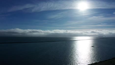 día soleado en la bahía con nubes cerca del puerto deportivo y el puerto