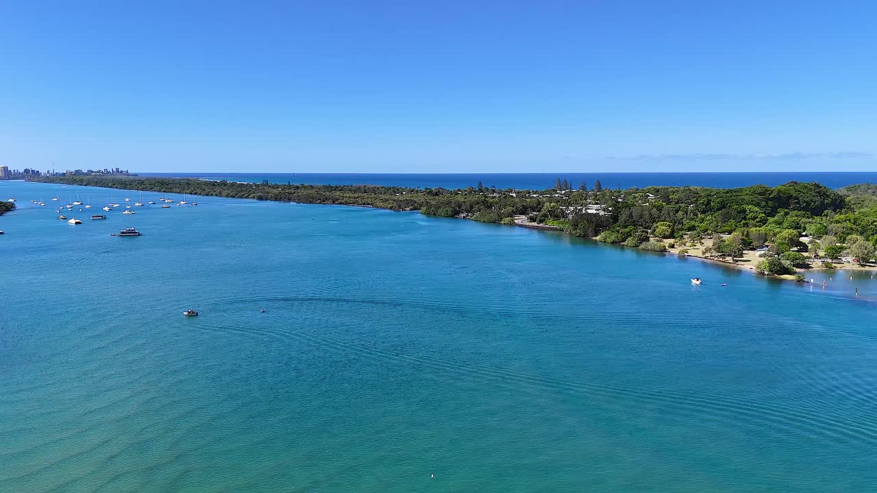 울창한 초록색과 함께 평온한 강 풍경