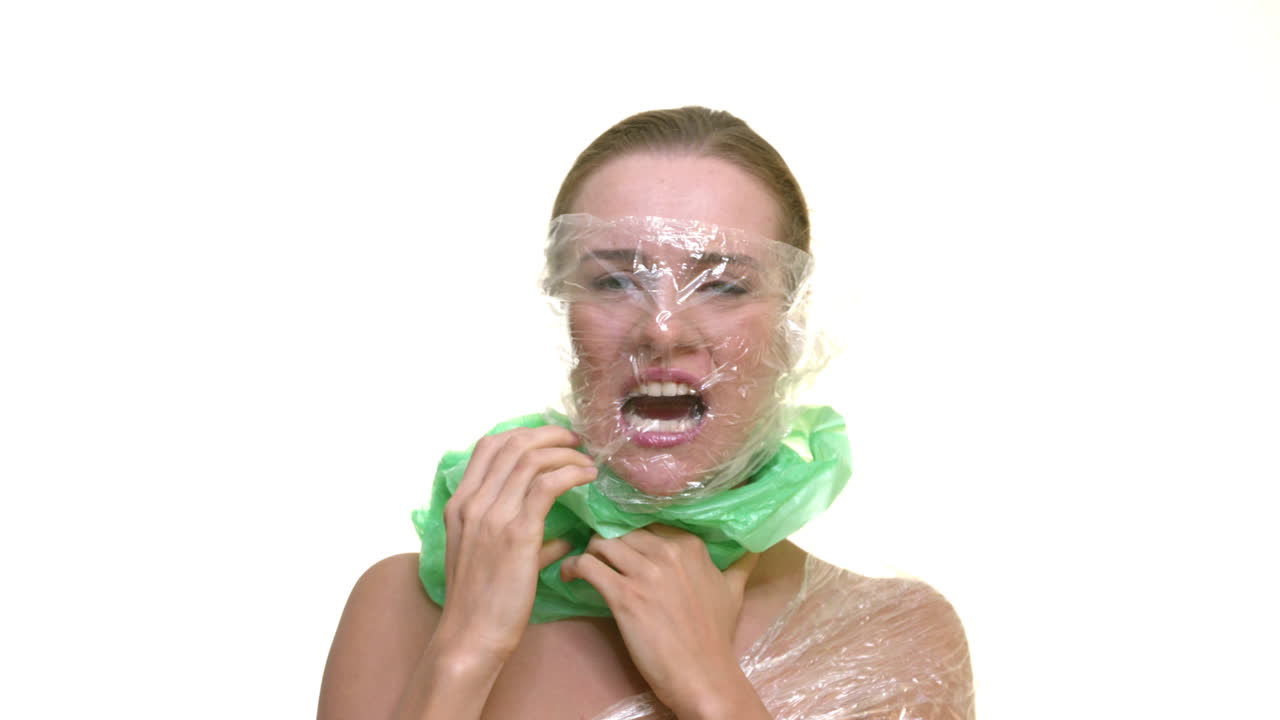 mujer víctima con bolsa alrededor de la cabeza se libera, crimen en cámara lenta