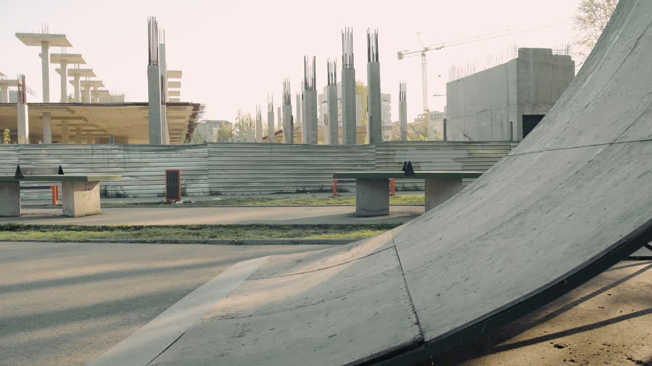 девушка-скейтер поворачивает на рампе в скейт-парке