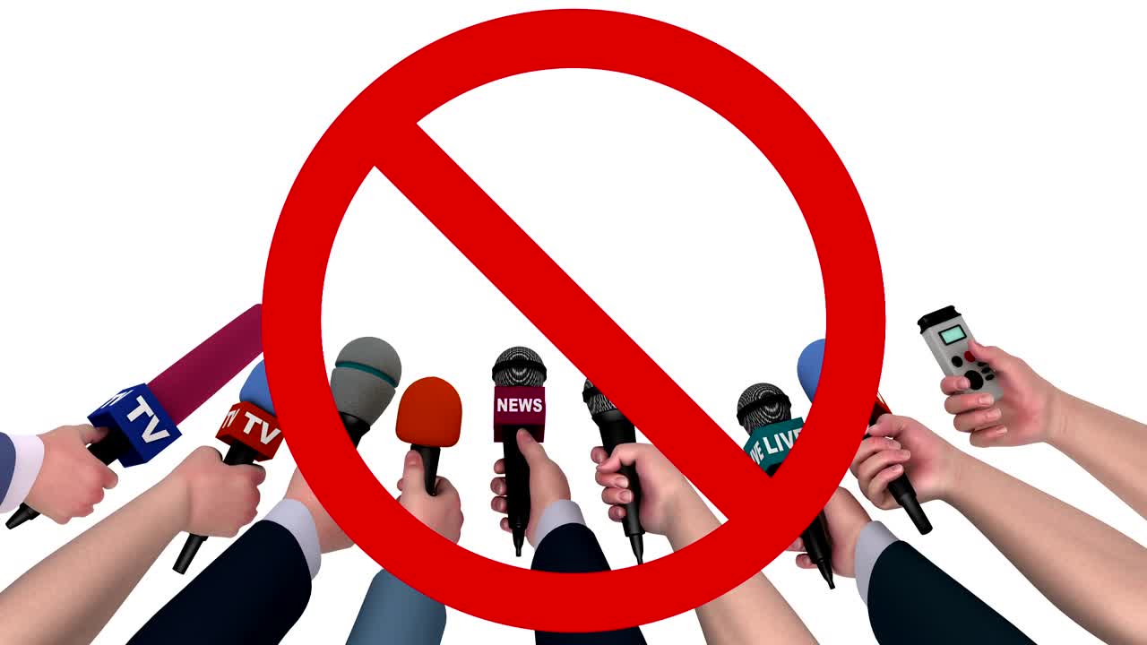 금지 표지판에 마이크를 든 손