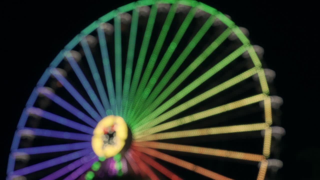 vista nocturna de la rueda de la ferris. luces brillantes de varios colores.