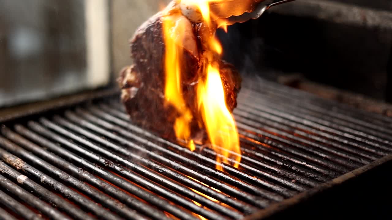 바베큐 그릴 에 스테이크 를 는 것