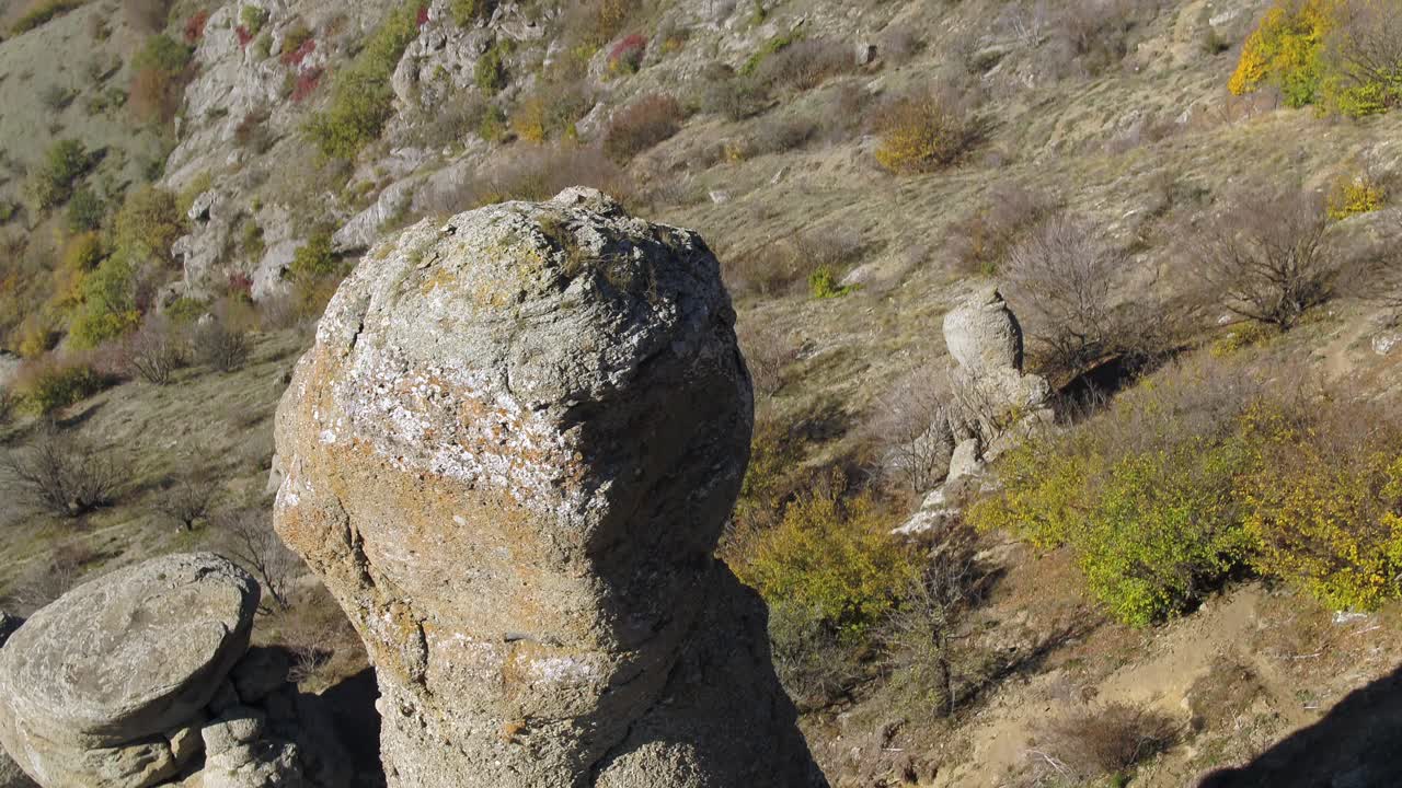 осенний горный ландшафт с скальными образованиями