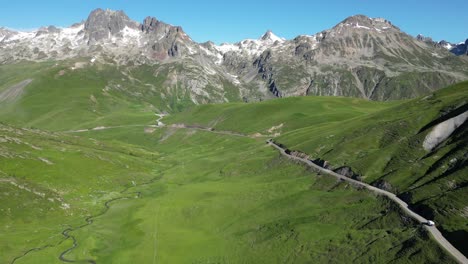 motorhome rv conducción col de la croix de fer puerto de montaña en savoy isere, alpes franceses - antena