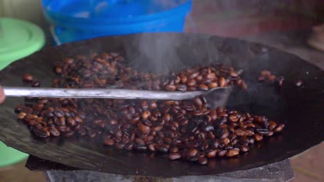 Toma-En-Cámara-Lenta-De-Los-Granos-De-Café-Tostados-Y-Convertidos-En-Color-Oscuro,-Esta-Es-Una-Señal-De-Que-Están-Listos-Para-Convertirse-En-Una-Bebida-Deliciosa