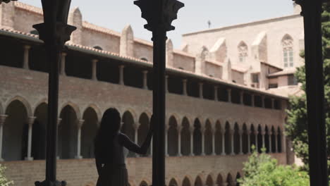 Genießen-Sie-Den-Blick-Vom-Balkon-Auf-Das-Kloster-Pedralbes-In-Barcelona,-Spanien