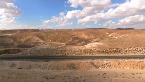 Carretera-De-Montaña-Vacía-Del-Desierto-Con-Cielo-Azul-Nublado