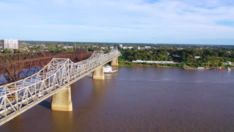 Buena-Antena-Sobre-Un-Barco-De-Vapor-Paddlewheel-Del-Río-Mississippi-Pasando-Por-Debajo-De-Tres-Puentes-De-Acero-Cerca-De-Memphis,-Tennessee