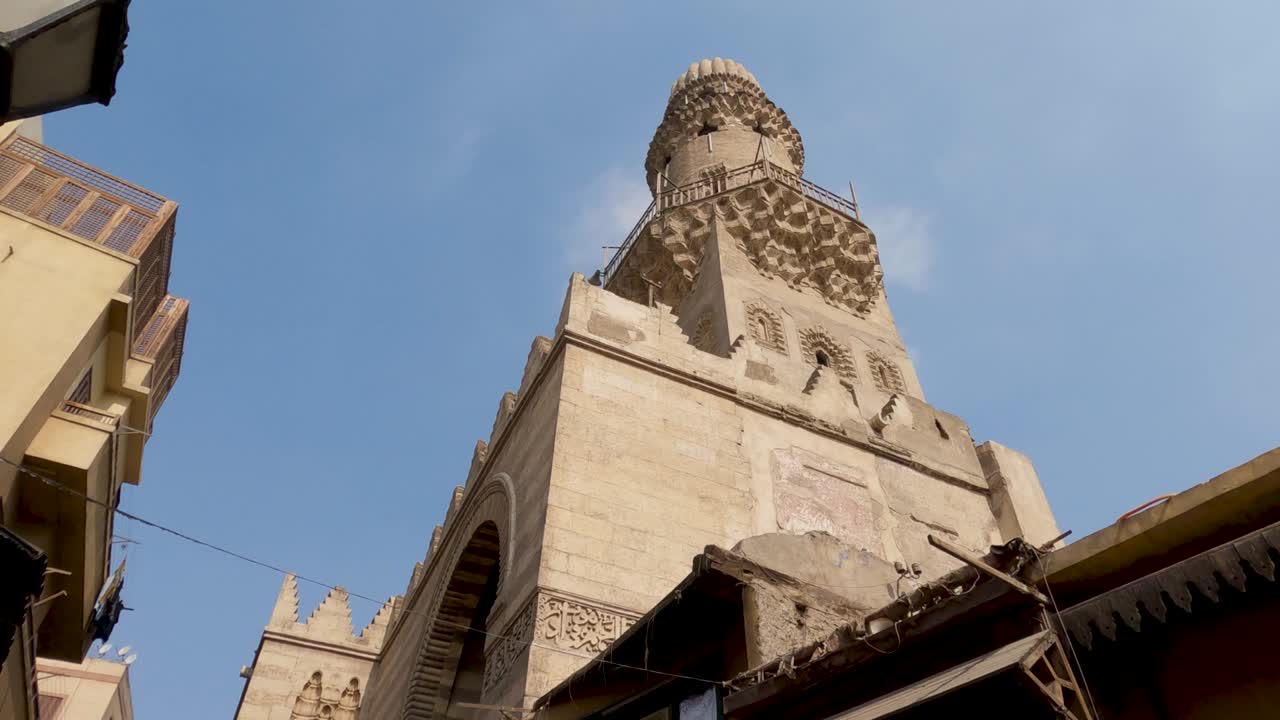 minarete típico contra el cielo azul claro en el cairo islámico, egipto
