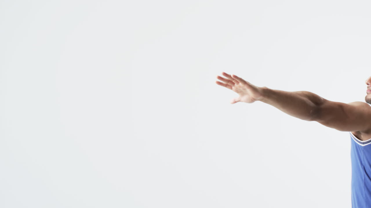 모델은 백색 배경에 복사 공간과 함께 미니멀한 설정에서 창을 들고 있습니다.