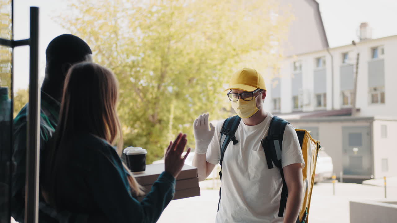 persona de entrega de alimentos en la puerta