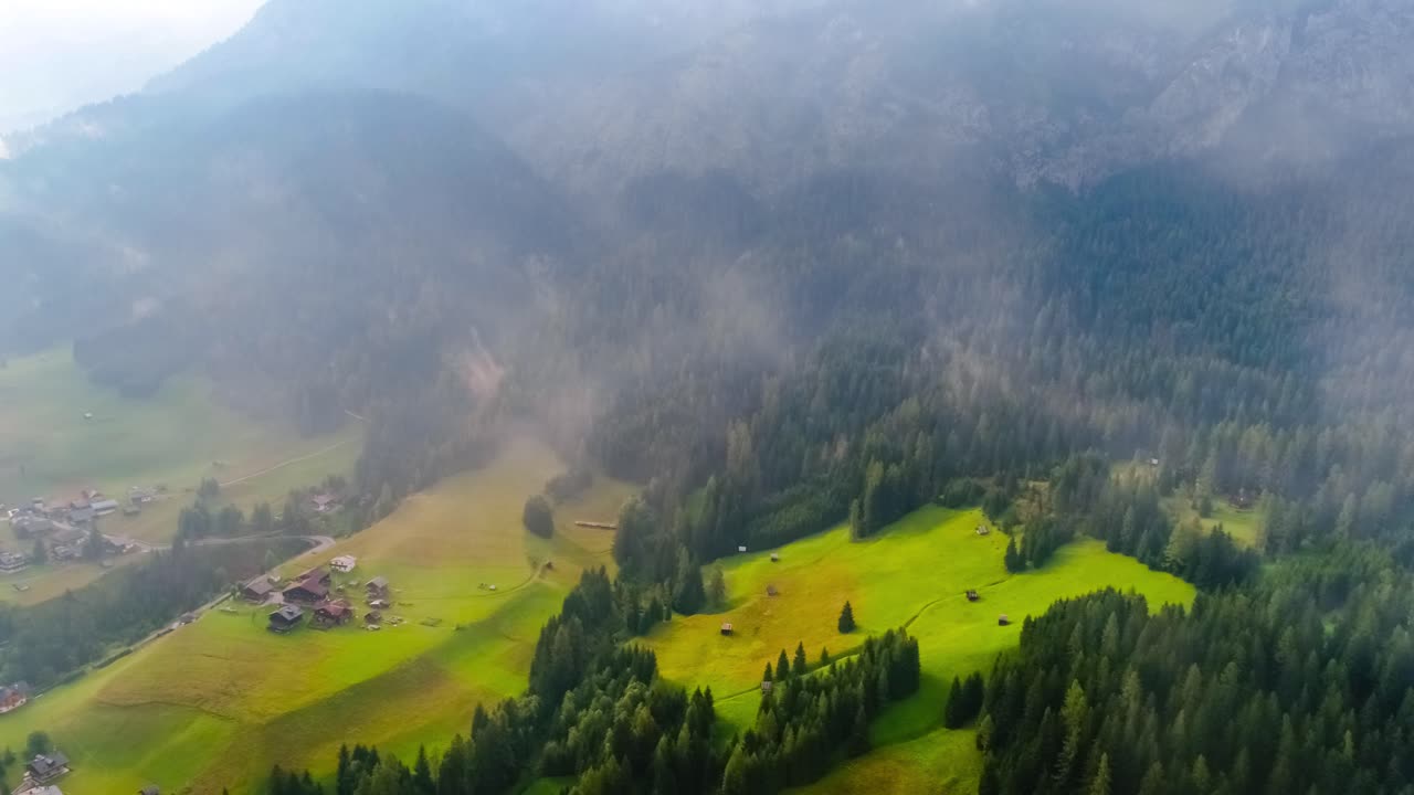 이탈리아 사파다 도로미티스 알프스의 북동쪽 구석. 공중 fpv 드론 비행.