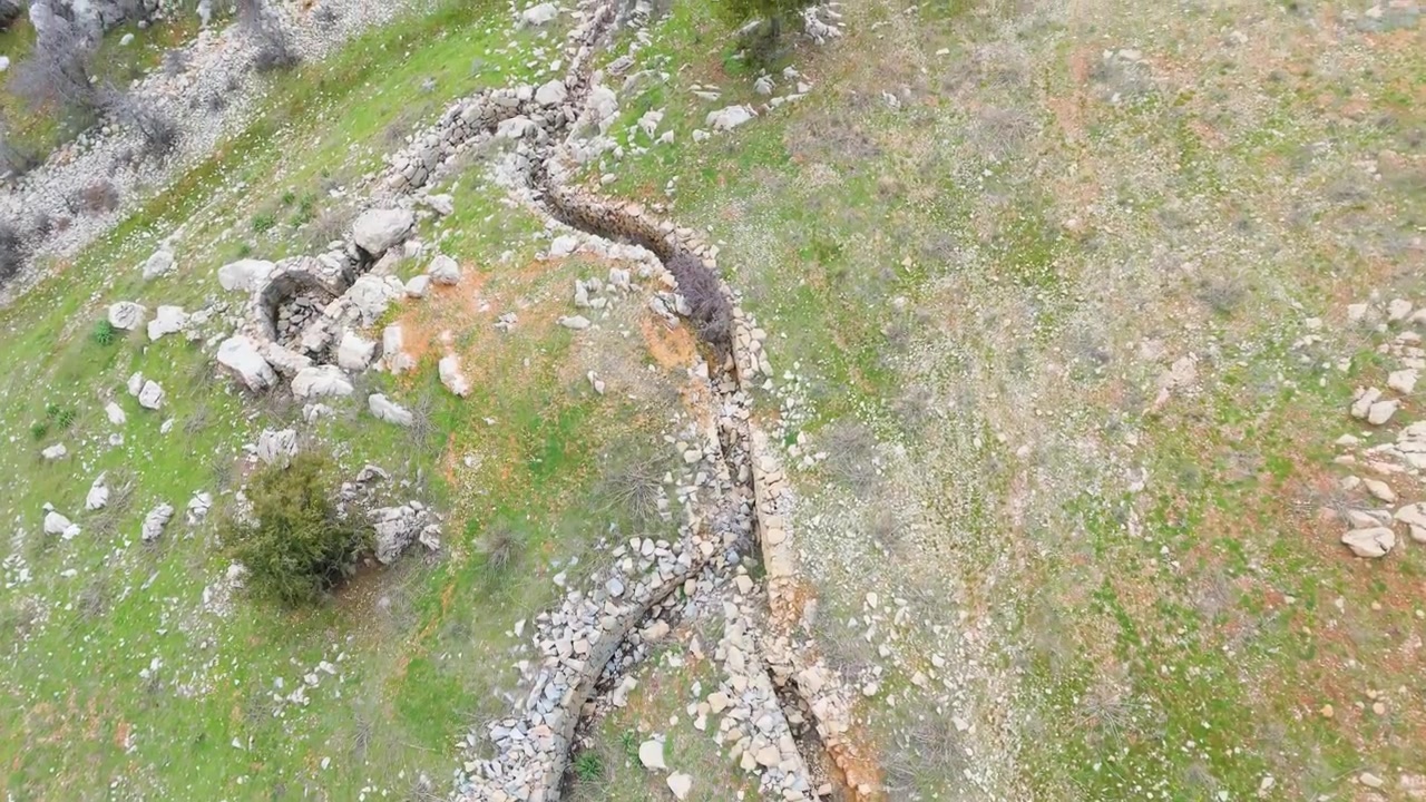 Drone view of historic WW2 trenches carved into rocky terrain in Qattin Azar, Baskinta, Lebanon, highlighting the location’s military and archaeological character.