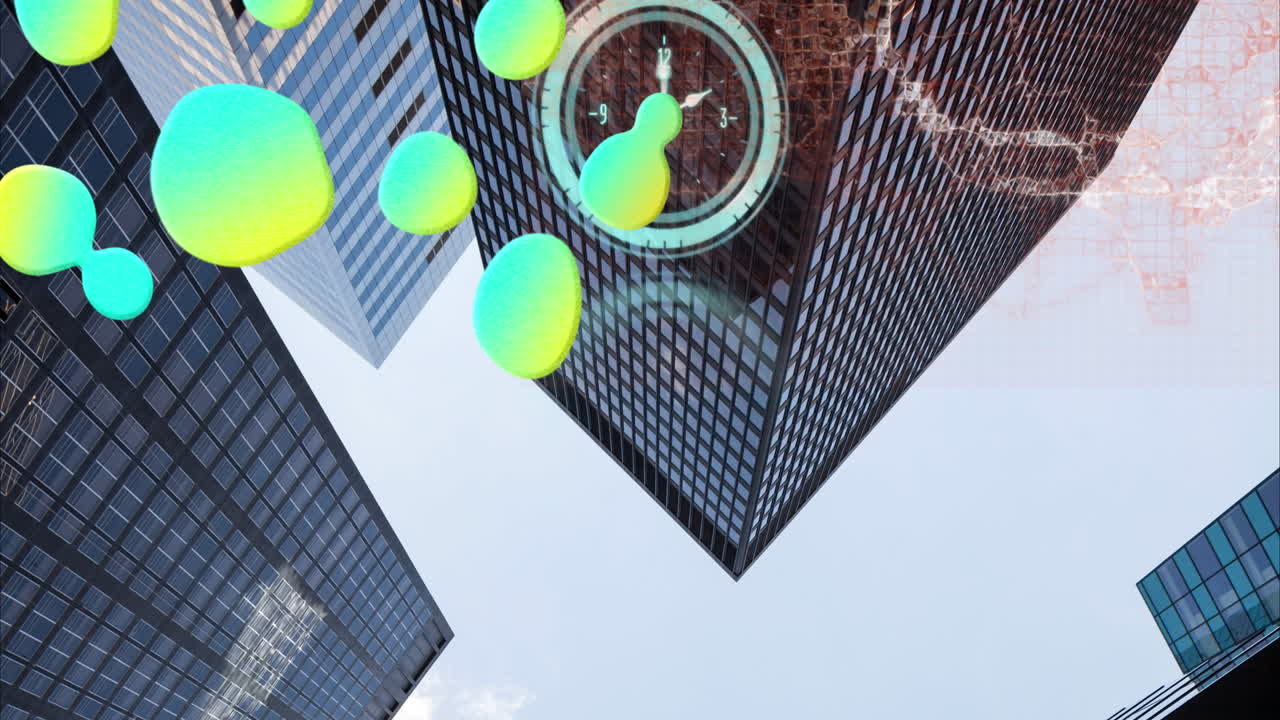 animación de reloj en movimiento, manchas verdes y cerebro digital sobre el paisaje urbano