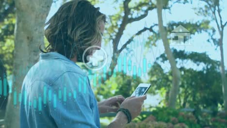 animación de iconos digitales y procesamiento de datos contra hombre caucásico usando tableta digital en un parque